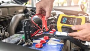 Car Battery Warning Signs: कार बैटरी खराब होने से पहले देती है ये 5 संकेत, समय रहते पहचानें